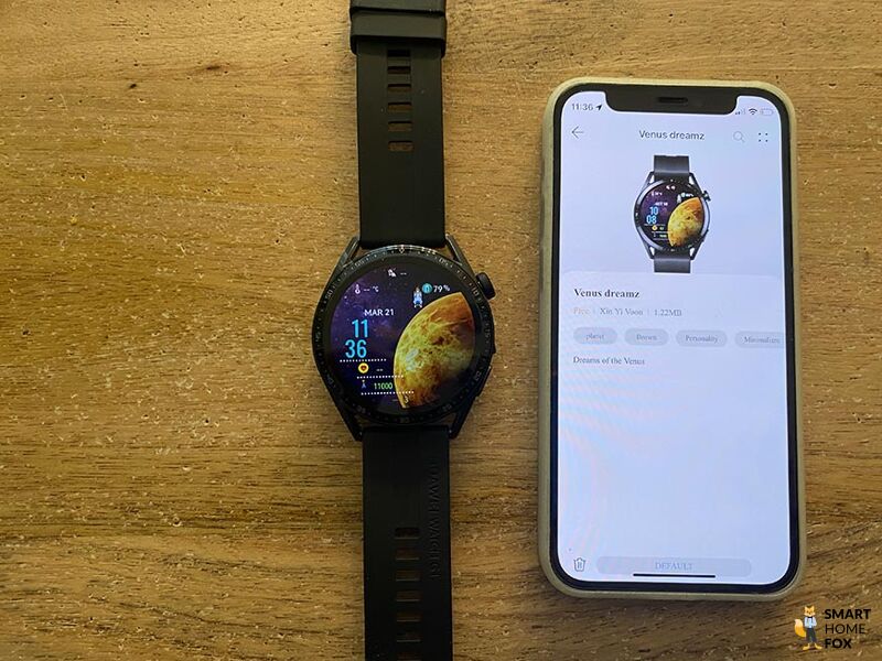 Вы можете увидеть Huawei Watch GT 3 рядом с iPhone на столе.